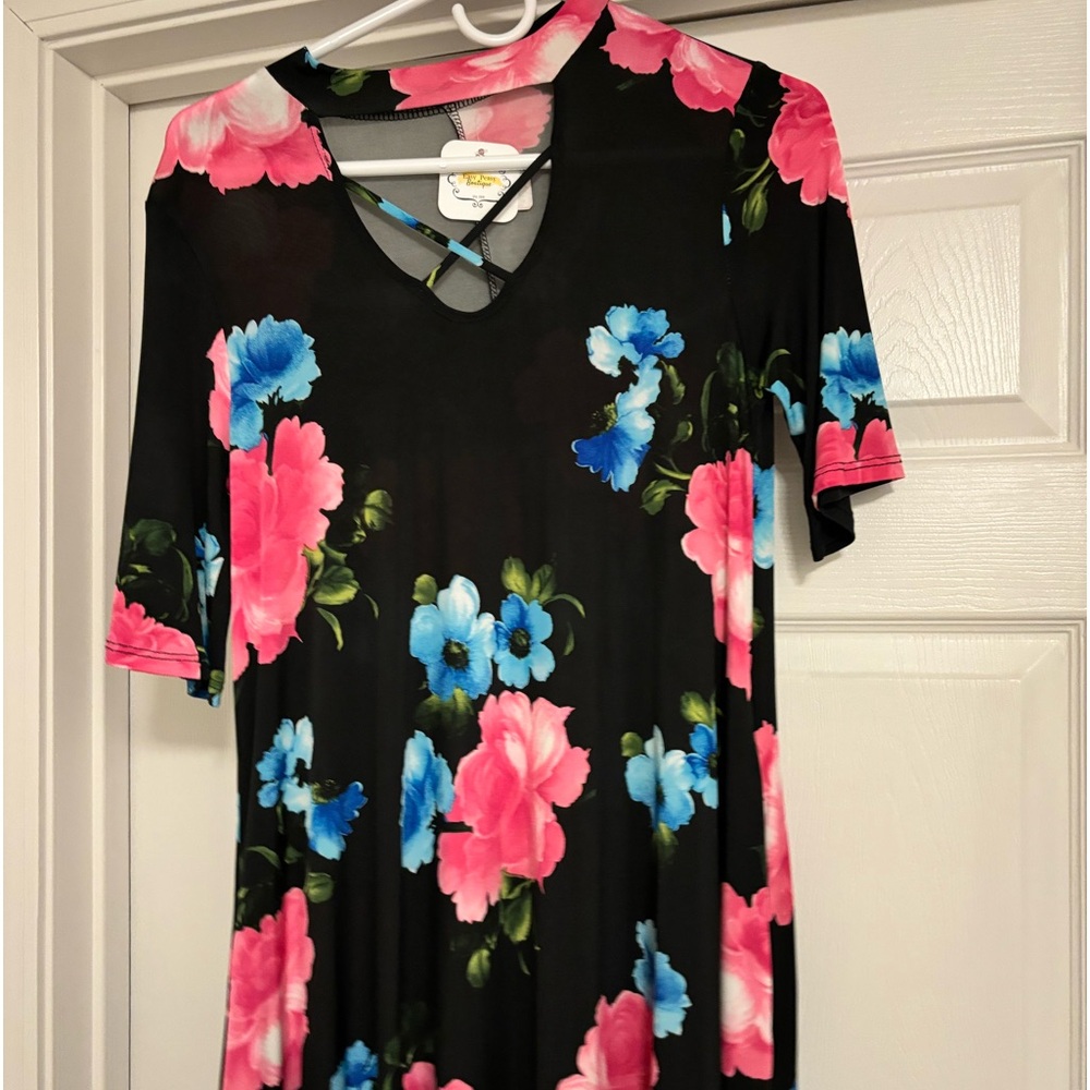🎈4/$20 Black floral dress NWT. Hits at that knee. Size small. From boutique.
